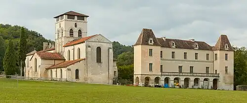 Vus du parc, l'église et le logis de l'Abbé.