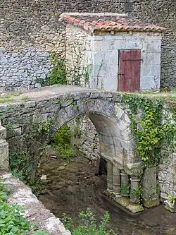 Dans le parc, petit pont sur un bras de la Beauronne.