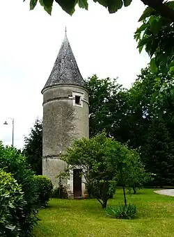 Tour à proximité du château des Reynats.