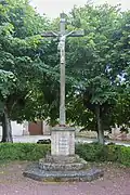 Crucifix à l'extérieur de l'église.