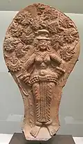 Yakshini. Chandraketugarth, Période Sunga. Terre cuite, IIe – Ier&nbsp;siècle av. n. è, H. 20&nbsp;cm env. Musée Guimet