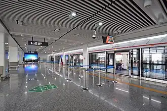 Quai de la ligne à l'aéroport.