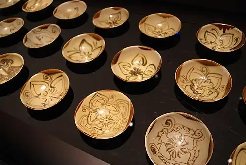 Coupes à motifs floraux, céramique de Changsha, épave de Belitung, début du IXe&nbsp;siècle. ArtScience Museum de Singapour.