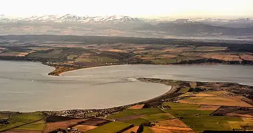 À la pointe gauche Chanonry Point (en) avec Fortrose à sa droite et le Fort George en face avec au loin le Cromarty Firth.
