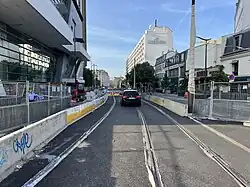 Vue du boulevard Gouvion-Saint-Cyr avec l'immeuble de l'hôtel Le Méridien (où se cache Nicole surveillée par l'inspecteur Savin).