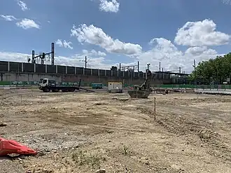 Chantier de la station en juin 2020, avec en arrière-plan à droite la gare de Chelles.