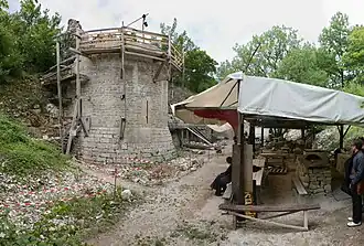 Les ruines du château de Noyers-sur-Serein,en cours de restauration en 2011.