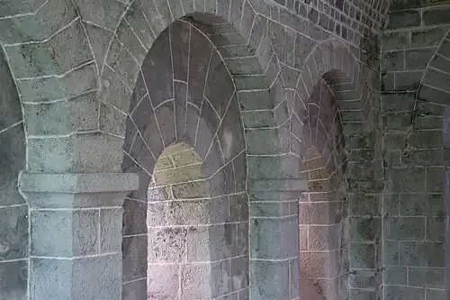 Arcs aveugles du mur nord de la nef.