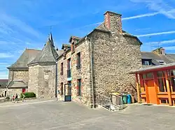 La chapelle Notre-Dame de Toute Aide et le Foyer du Pèlerin.