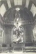 Photographie en noir et blanc de l'intérieur d'une chapelle.