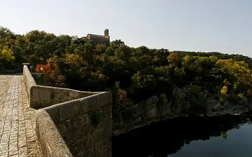 La chapelle vue du pont d'Issensac.