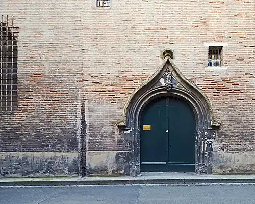 Façade et porte principale de la chapelle.