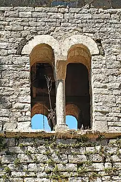 Baies géminées du dernier étage.