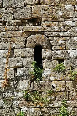 Baie cintrée du rez-de-chaussée.
