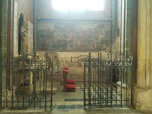 Chapelle éclairée par une grande verrière, accessible par une grille en fer forgé ouverte. Sur le mur de gauche, un autel avec une statue de femme. Sur le mur en face du photographe, des peintures murales et un écriteau sur lequel est écrit « Notre-Dame-La-Bonne (XIVe siècle) vénérée ici depuis 1624 ».