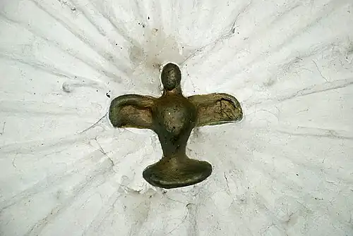 Le Saint-Esprit en stuc doré.