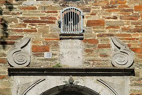 Le fronton du portail.