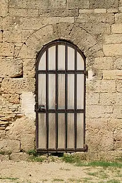 Porte cintrée de la façade méridionale.