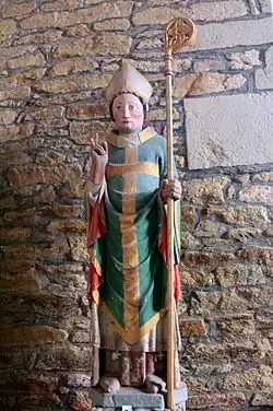 Chapelle Saint-Gobrien : statue de saint Gobrien située dans le chœur.