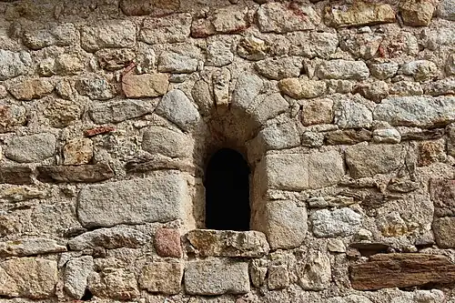 Fenêtre sud de la nef et détails de la maçonnerie.