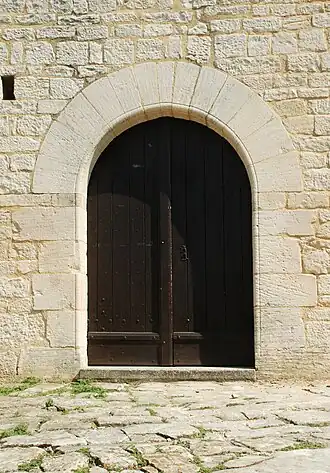 Porte cintrée.