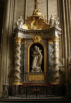 Le retable baroque surmontant l'autel de la chapelle saint Joseph. Au centre, la statue du saint est due à Aimé et Louis Duthoit.