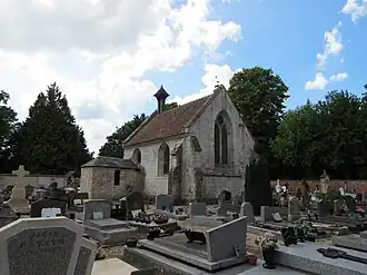 La chapelle au milieu du cimetière.
