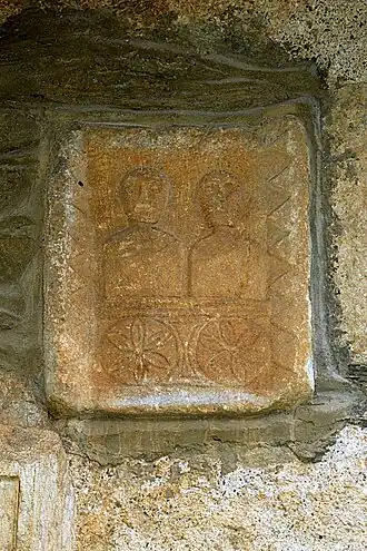 Cippe placé au-dessus du portailen haut à droite.