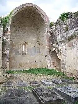 Le chœur de la chapelle Saint-Lannes et le mur sud.