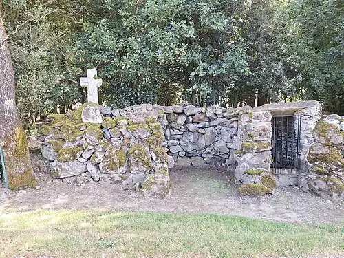 Croix de chemin et la fontaine.
