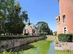 La chapelle, le cèdre et les douves.
