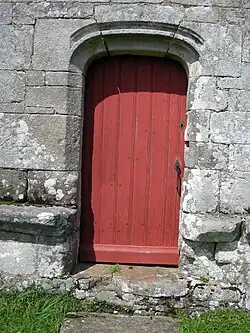 La porte ouest de la façade sud.