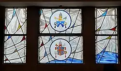 Armoiries papales de Jean-Paul Ier (haut) et de Jean-Paul II (bas)