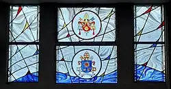 Armoiries papales de Benoît XVI (haut) et de François (bas)