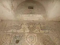 Mosaïque avec deux paons qui s'affrontent de part et d'autre d'un grand vase