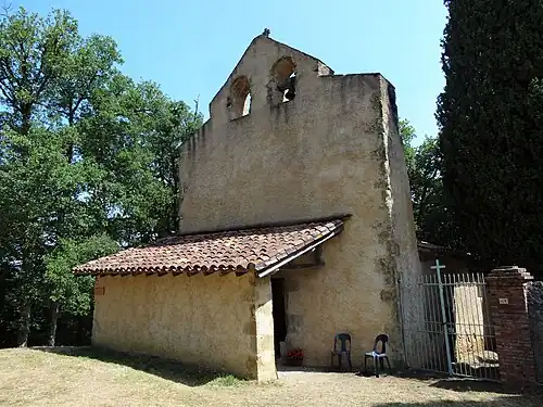 Le clocher-mur et le porche.