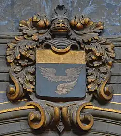 Armes de la famille de Vauzelles sur l'arc séparant chapelle et nef.