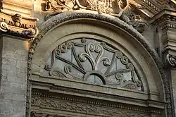 La fenêtre thermale et son remplage à volutes.