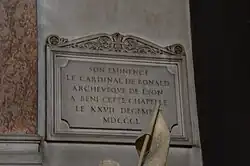 Plaque portant l'inscription : SON EMINENCE LE CARDINAL DE BONALD ARCHEVEQUE DE LYON A BENI CETTE CHAPELLE LE XXVII DECEMBRE MDCCCL.