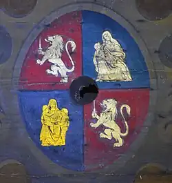 Détail au centre de la voûte du blason des Hospices civils de Lyon, qui se blasonne : « Écartelé : aux 4 de 1 de gueules, au lion d’argent cousu d'azur, chargé de trois fleurs de lys d’or ; au 2 d’azur, à la Vierge de pitié d’argent ; au 3 de sable, à la Charité d’or. Toutefois, le sable laisse ici la place à l'azur. »