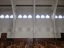 Stations du chemin de croix et fenêtres en forme de mitre