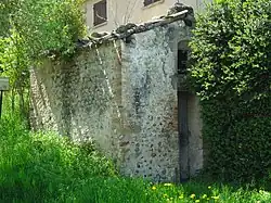 La minuscule chapelle au hameau de la Tuilière.