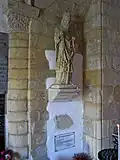 La statue de saint Vaast et un grafitti du XVIe&nbsp;siècle représentant une caraque.