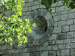 Œil-de-bœuf d'une chapelle rustique, traité en entonnoir.