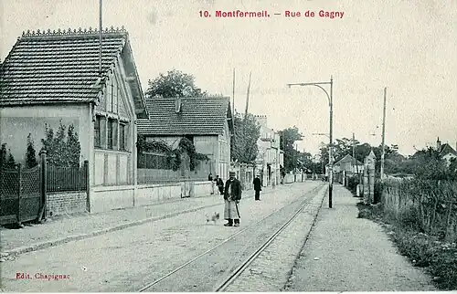 La voie pouvait être noyée dans la chaussée, comme ici à Montfermeil, rue de Gagny, dont on voit les premiers pavillons, sans doute induits par la desserte du tramway...