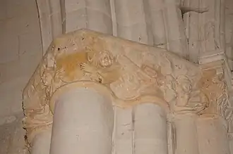 Un chapiteau à la croisée des transepts.