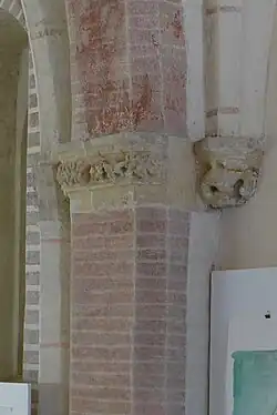 no&nbsp;13 : chapiteau feuillagé de la 2e&nbsp;travée.