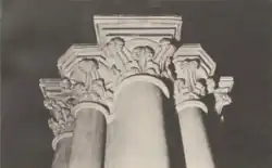 Photographie du sommet du chapiteau.