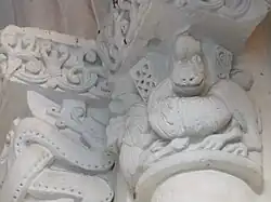 Chapiteaux flanquant celui représentant des oiseaux béquetant une grappe de raisins (côté sud).