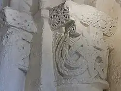 Chapiteaux de plus petites dimensions que les autres, encastrés dans le mur droit de la porte d'entrée de la nef (côté sud).